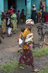 Rwanda, Province du Nord, District de Musanze (Ruhengeri), jour de marché à Muryabazira sur la Route Nationale 4 entre Kigali et Ruhengori, femme transportant son bébé dans son dos