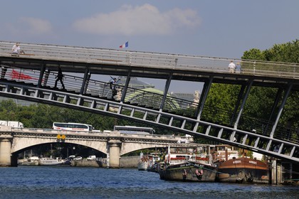 France, Paris (75), les rives de la Seine classées Patrimoine Mondiale de l'UNESCO, péniches au port des Tuileries derrière la passerelle de Solferino