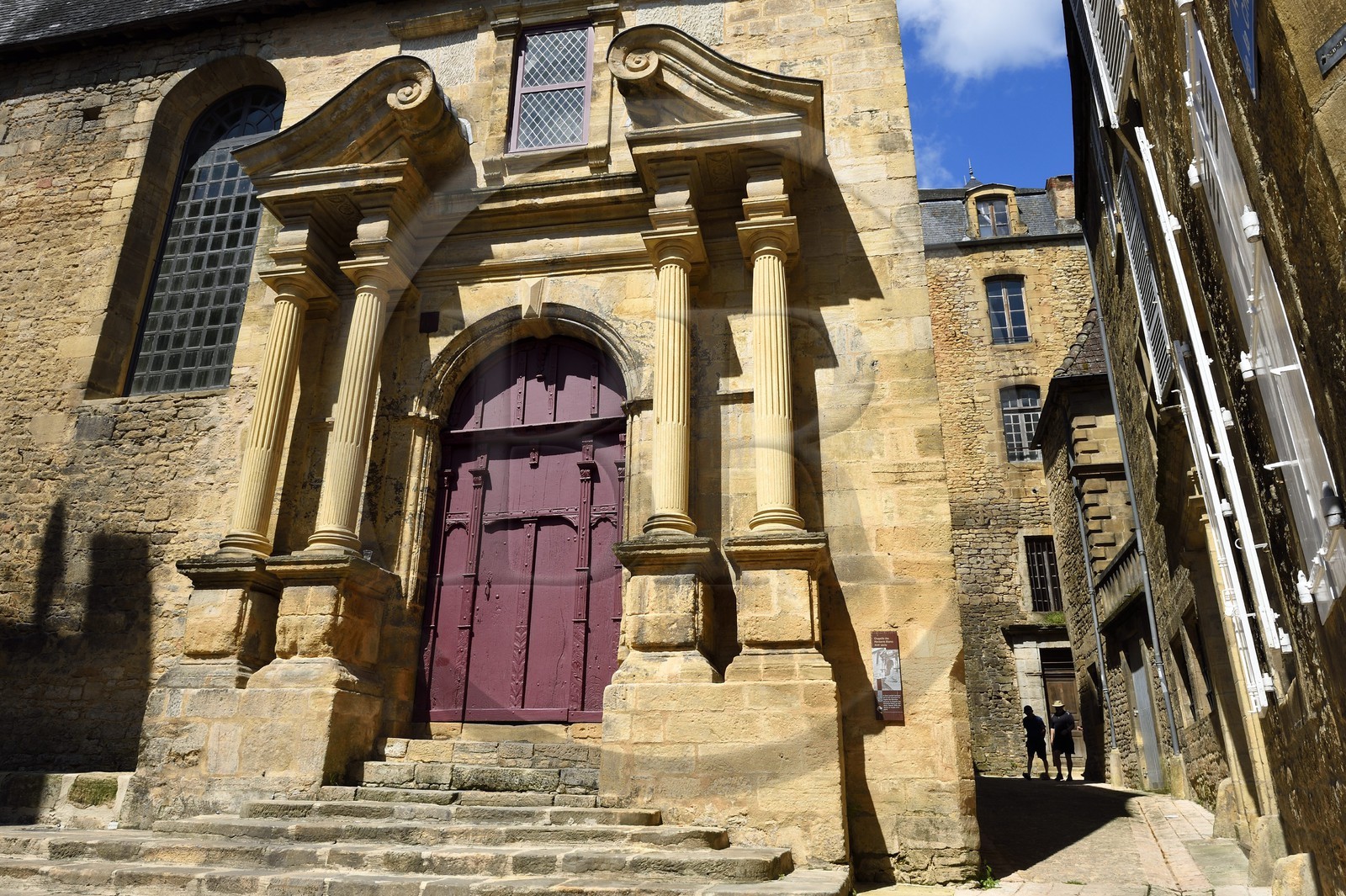 France, Dordogne (24), Périgord Noir, vallée de la Dordogne, Sarlat-la-Canéda, porte de l'ancienne chapelle des Pénitents Blancs ou chapelle des Recollets