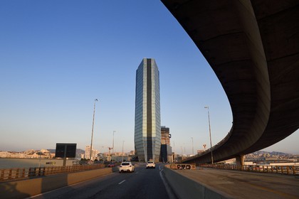 France, Bouches-du-Rhône (13), Marseille, Zone Euroméditerranée, l'autoroute du Littoral A55 au pied de la tour CMA CGM de l'architecte Zaha Hadid
