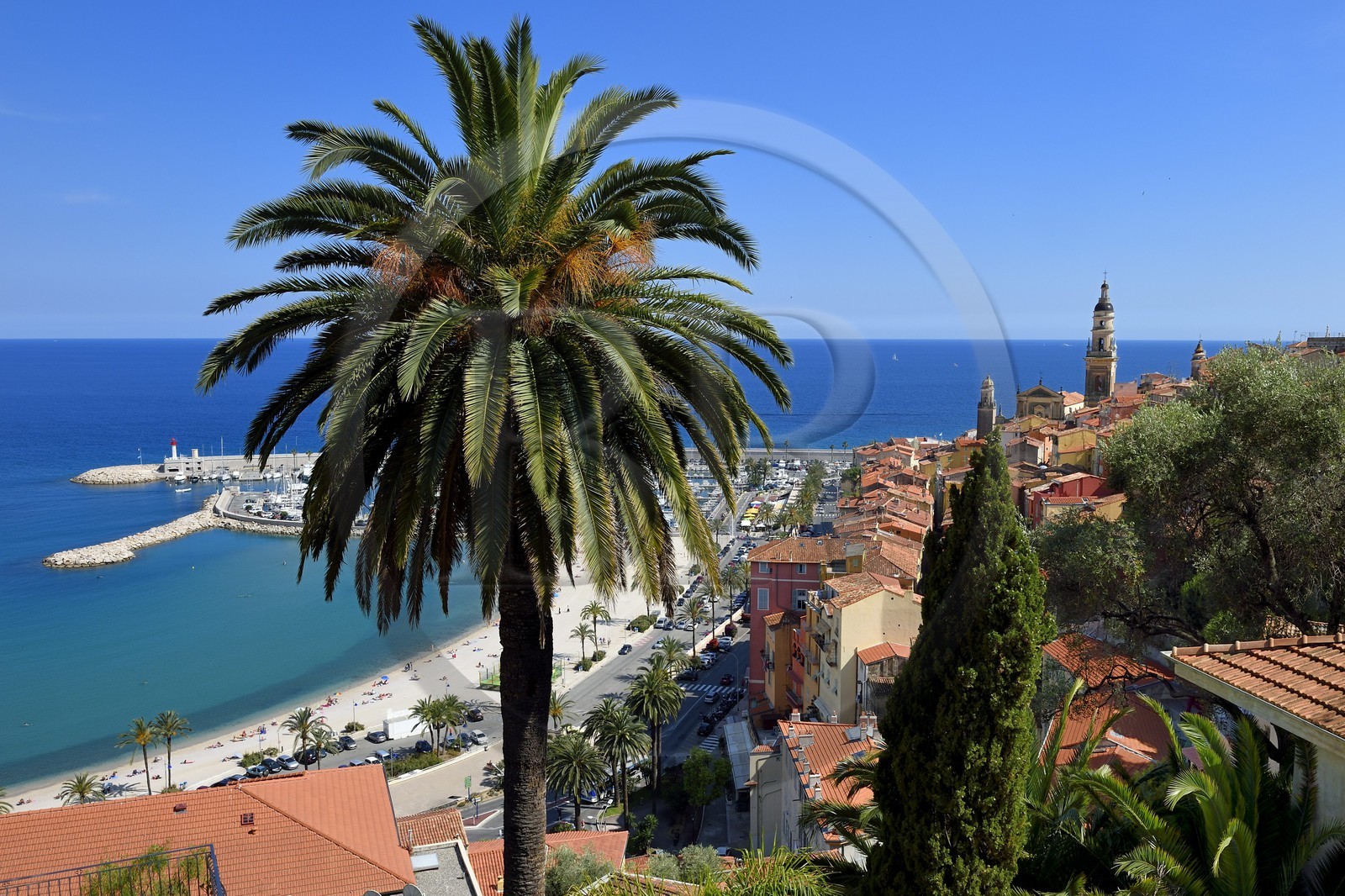France, Alpes-Maritimes (06), Menton, la vieille ville dominée par la Basilique Saint Michel
