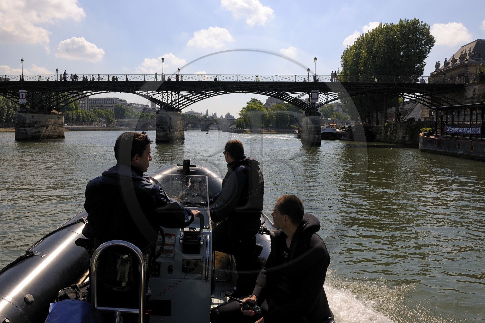 France, Paris (75), la brigade fluviale de la préfecture de Police en patrouille sur la Seine devant la passerelle des Arts