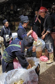 Vietnam, province de Lao Cai, marché de Sapa, la minorité Hmong Noir