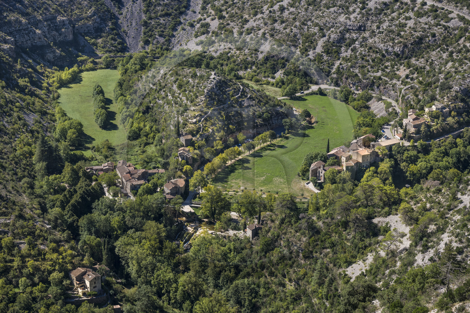 France, Hérault (34), les Causses et les Cévennes, paysage culturel de l'agro-pastoralisme méditerranéen inscrit au Patrimoine Mondial de l'UNESCO, Saint-Maurice-Navacelles, le Cirque de Navacelles avec le rocher de la Vierge entouré par un bras mort de la rivière La Vis, vue du coté belvédère de Blandas dans le Gard France, Hérault (34), les Causses et les Cévennes, paysage culturel de l'agro-pastoralisme méditerranéen inscrit au Patrimoine Mondial de l'UNESCO, Saint-Maurice-Navacelles, le Cirque de Navacelles avec le rocher de la Vierge entouré par un bras mort de la rivière La Vis, vue du coté belvédère de Blandas dans le Gard