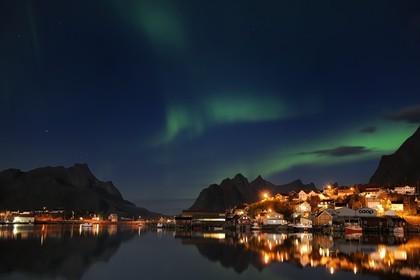 Norvège, Nordland, Iles Lofoten, ile de Moskenesoy, aurore boréale au dessus du village de pêcheurs de Reine
