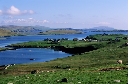 Royaume-Uni, Ecosse, les Shetland, côte ouest de Mainland, île de West Burra et le Clift Sound