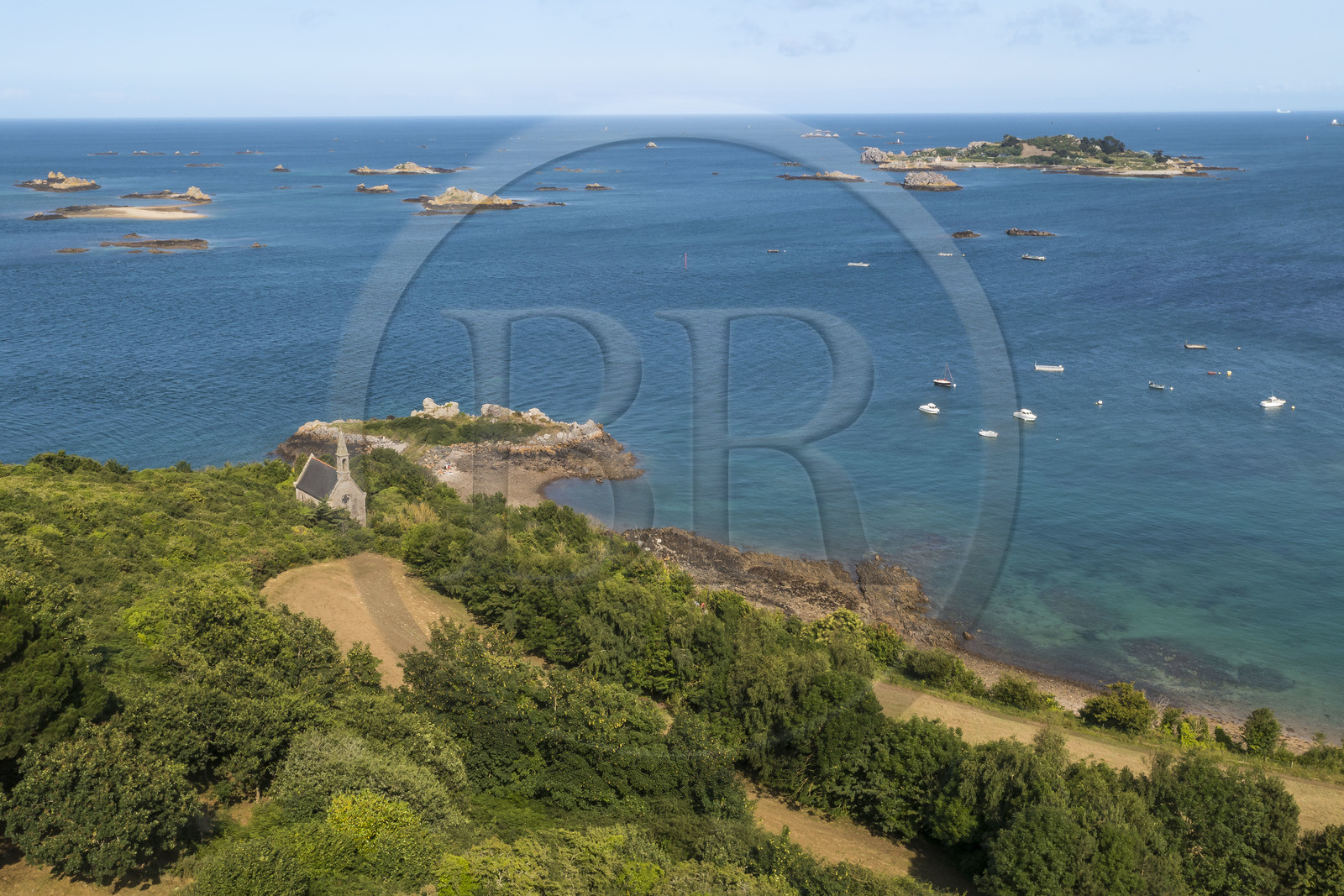 France, Côtes d'Armor (22), Ploubazlanec, chapelle et Pointe de la Trinité, en arrière plan l'Ile de Saint-Riom et les multiples rochers qui l'entourent (vue aérienne)