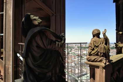 France, Bas Rhin, Strasbourg, old town listed as World Heritage by UNESCO, Notre Dame Cathedral, à mi hauteur de chacun des quatres escaliers à vis appelées les Vier Schnecken (quatre escargots), une passerelle les relie à la tour octogonale et on y trouve deux statues, ici deux personnages tenant des phylactères