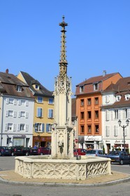 France, Haut-Rhin (68), Sundgau, Altkirch, la fontaine de la Vierge sur la place de la République