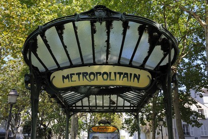 France, Paris (75), place des Abbesses, station de métro de style Art Nouveau d'Hector Guimard
