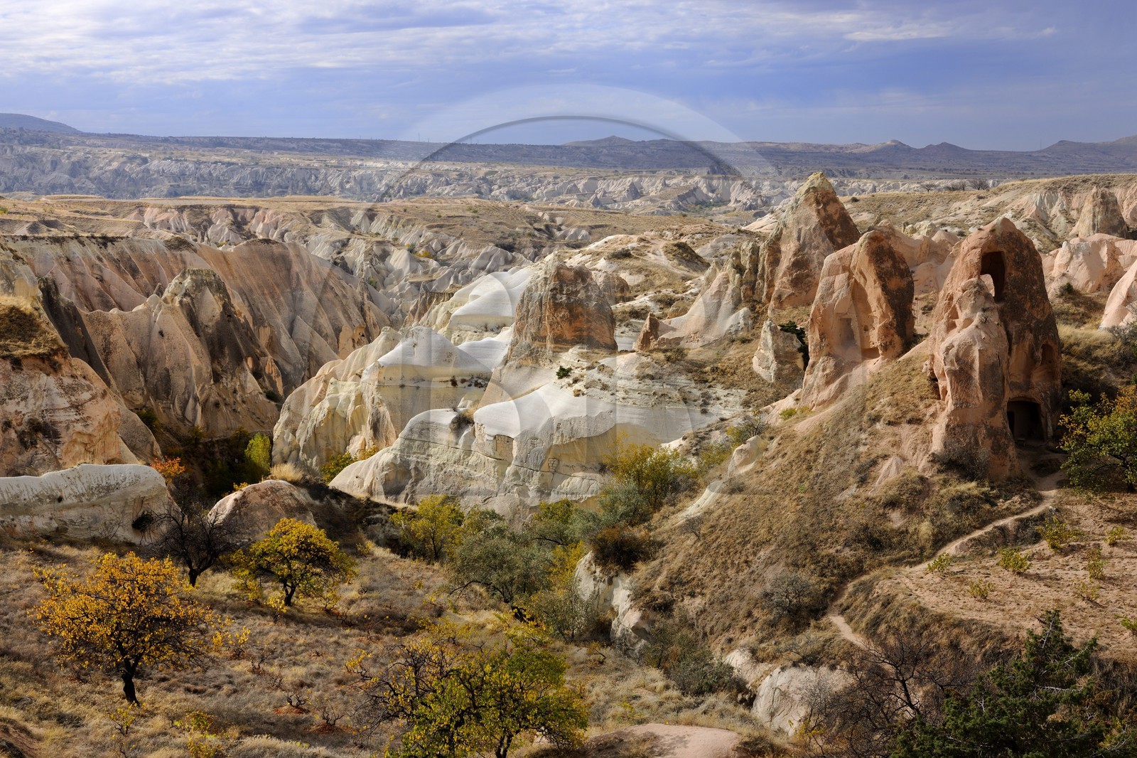 Turquie, Anatolie Centrale, province de Nevsehir, Cappadoce classée Patrimoine Mondial de l'UNESCO, vallon de Kizil Çukur (vallée Rouge) sur le versant occidental du massif de l'Ak Tepe vers Çavusin Turquie, Anatolie Centrale, province de Nevsehir, Cappadoce classée Patrimoine Mondial de l'UNESCO, vallon de Kizil Çukur (vallée Rouge) sur le versant occidental du massif de l'Ak Tepe vers Çavusin