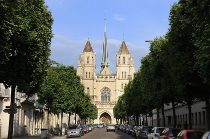 France, Côte d'Or (21), Dijon, la cathédrale Sainte-Bénigne au bout de la rue Mariotte