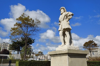 France, Seine-Maritime (76), Le Havre, Centre-ville reconstruit du Havre par Auguste Perret classé Patrimoine Mondial de l'UNESCO, statue de François Ier fondateur de la ville près du pont levis du bassin du roi