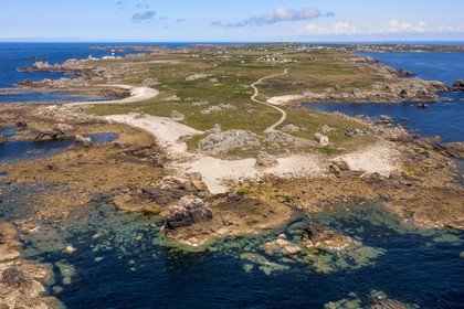 France, Finistère (29), Mer d'Iroise, Ile d'Ouessant, la Pointe de Pern et le phare du Créac’h en arrière plan (vue aérienne)