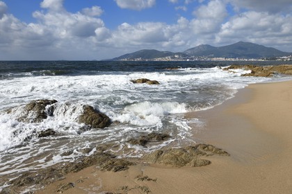 France, Corse-du-Sud (2A), Golfe d'Ajaccio, plage du Capitello et Ajaccio en arrière plan