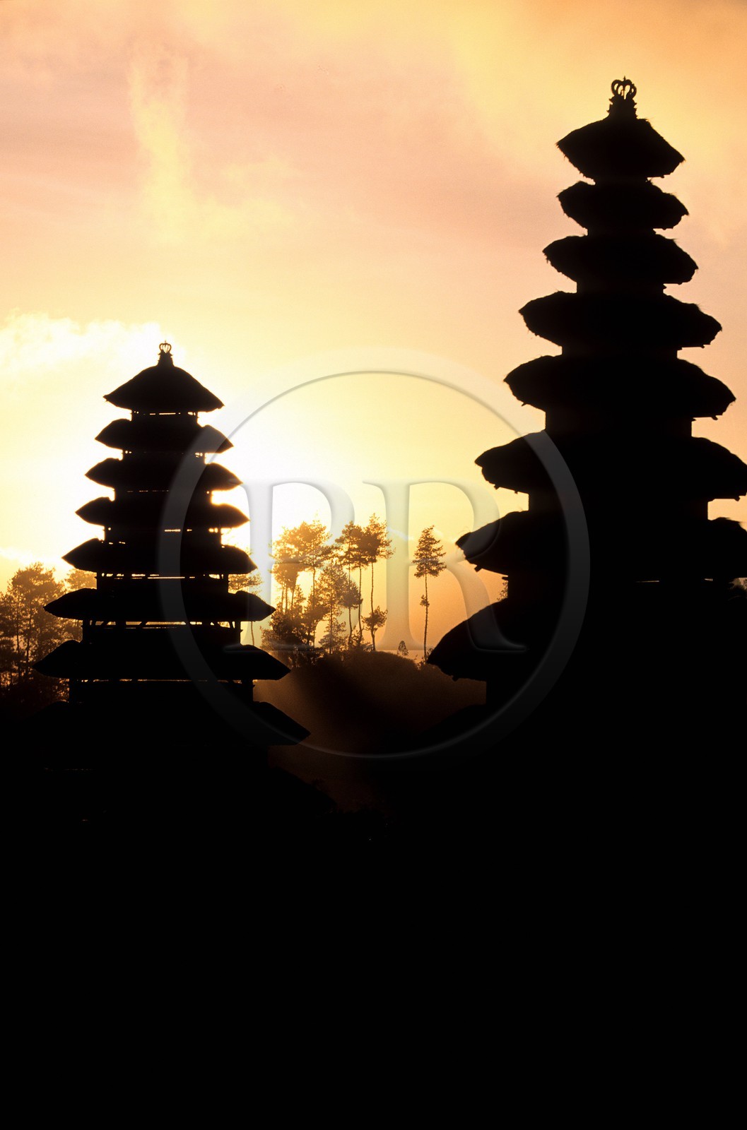 Indonésie, île de Bali, pura (temple) Besakih, méru à toits multiples du Pura Penataran Agung se dressant vers le ciel