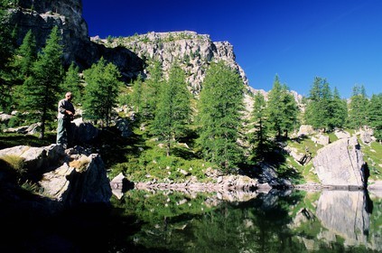 France, Alpes-Maritimes (06), parc national du Mercantour, Vallée des Merveilles vers Fontanalbe, un pêcheur au Lac Vert
