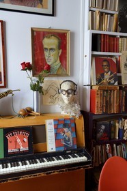 Paris (75), Cité Véron au 94 Bd de Clichy, appartement de Boris Vian, piano où ont aussi joué Michel Legrand et Quincy Jones, buste en platre de sa seconde femme Ursula surplombé par son portrait peint en 1953 par Betty Bouthoul