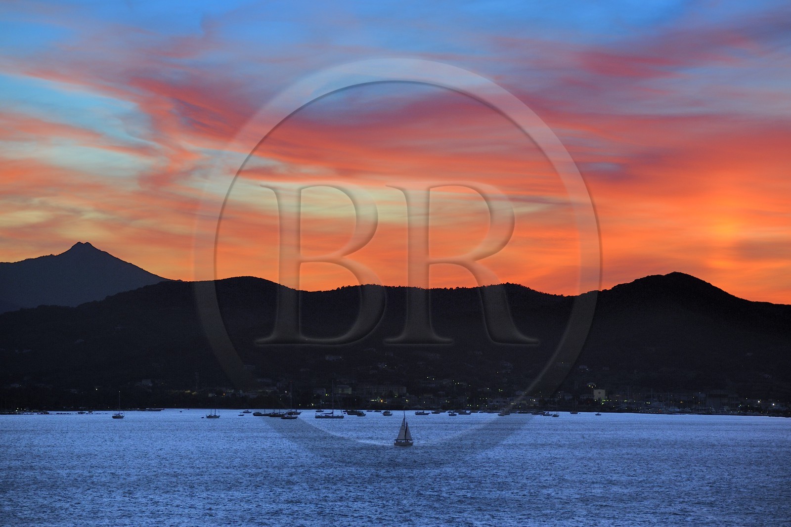 Italie, Toscane, Ile d’Elbe, la rade de Portoferraio au coucher de soleil