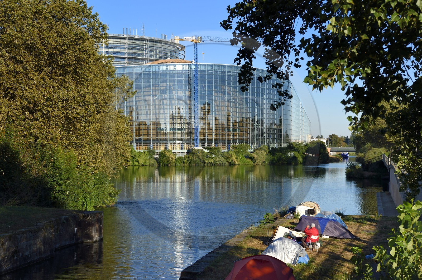 France, Bas-Rhin (67), Strasbourg, habitats de sans-abri devant le parlement européen au bord de la rivière l'Ill