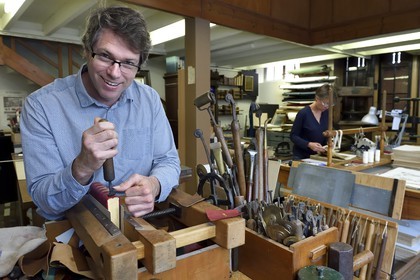 France, Dordogne (24), Périgord Blanc, Périgueux, Christophe et Nathalie Legrand dans leur atelier de reliure d'Art, dorure et cartonnage