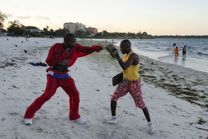 Tanzanie, Dar es-Salaam, boxeurs amateurs à l'entrainement sur la plage de Ocean road dans le quartier de Kivukoni