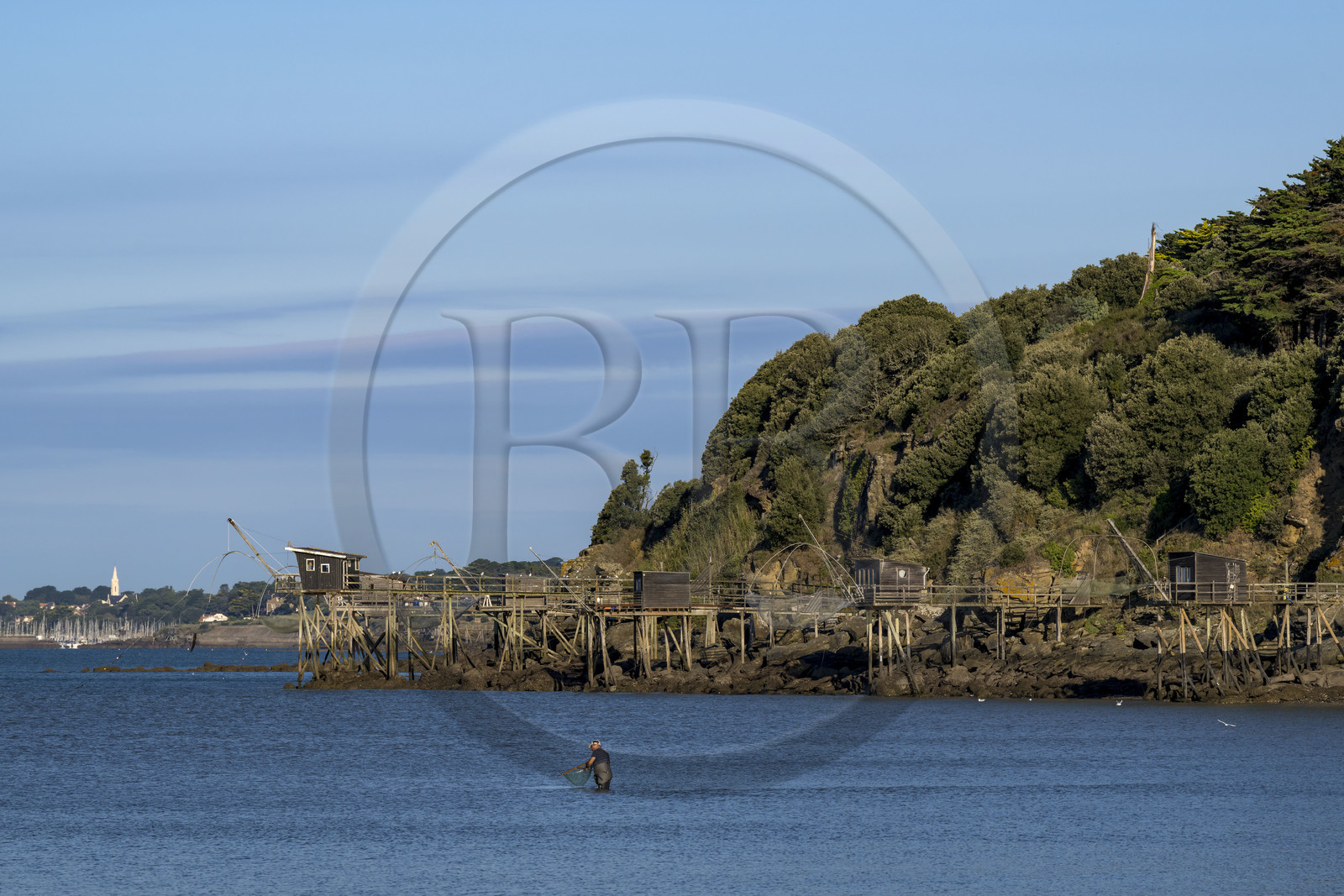 France, Loire-Atlantique (44), Baie de Bourgneuf, Pornic, cabanes de pêche traditionnelle au carrelet en bordure de la plage de Crêve-coeur à La Bernerie-en-Retz, pecheurs à pied de crevettes à l'épuisette