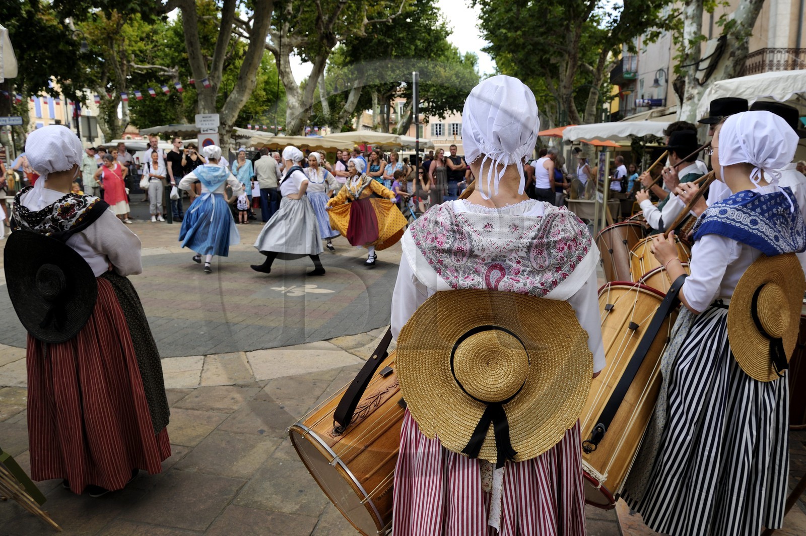 France, Var (83), Provence Verte, Saint-Maximin-la-Sainte-Baume, défilé d'une troupe provencale le jour de marché