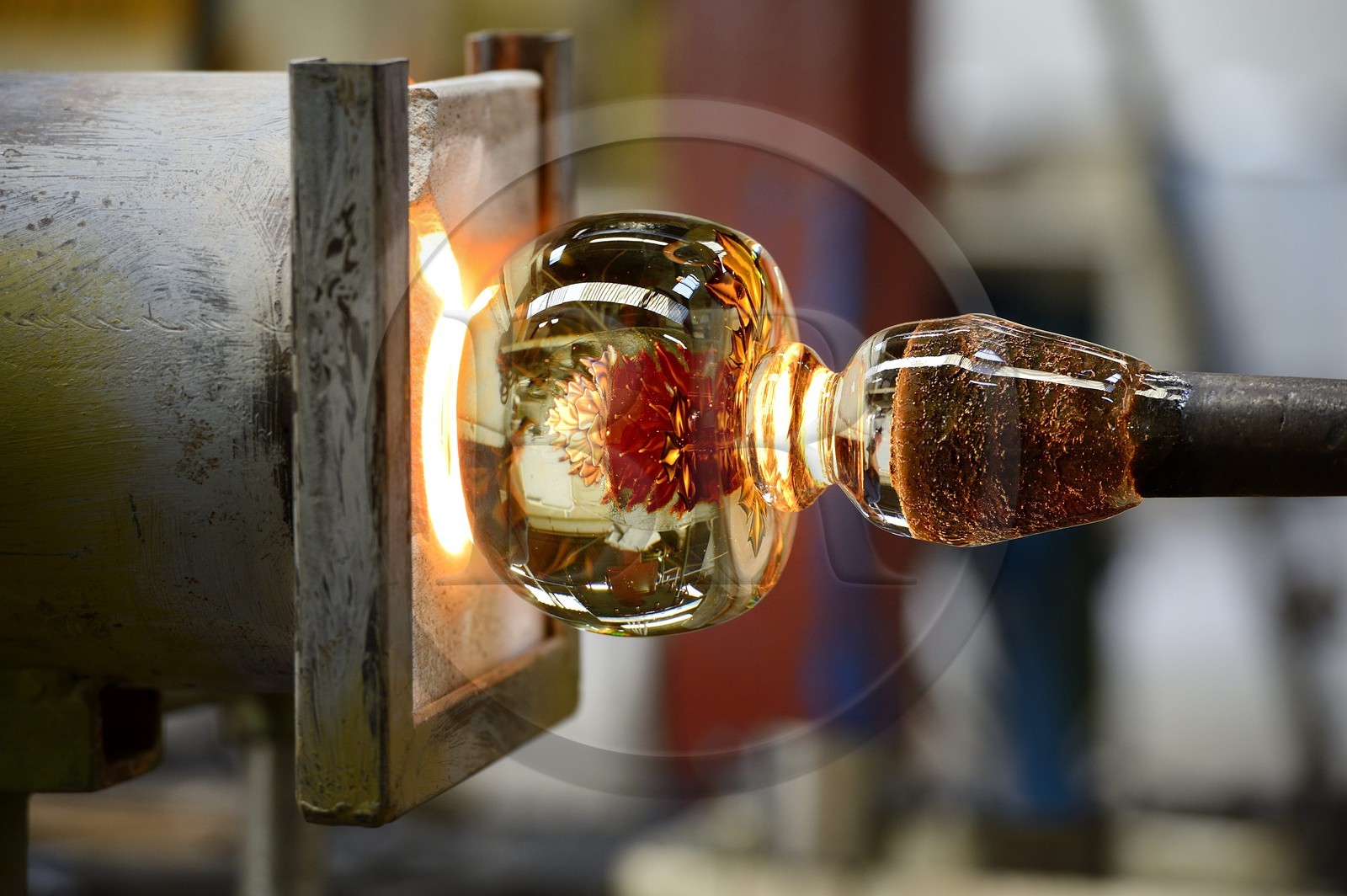 France, Moselle (57), Saint-Louis-les-Bitche, la Cristallerie Saint-Louis, façonnage d'un élément de cristal chaud, une des nombreuses étapes de la réalisation d'une boule presse-papiers