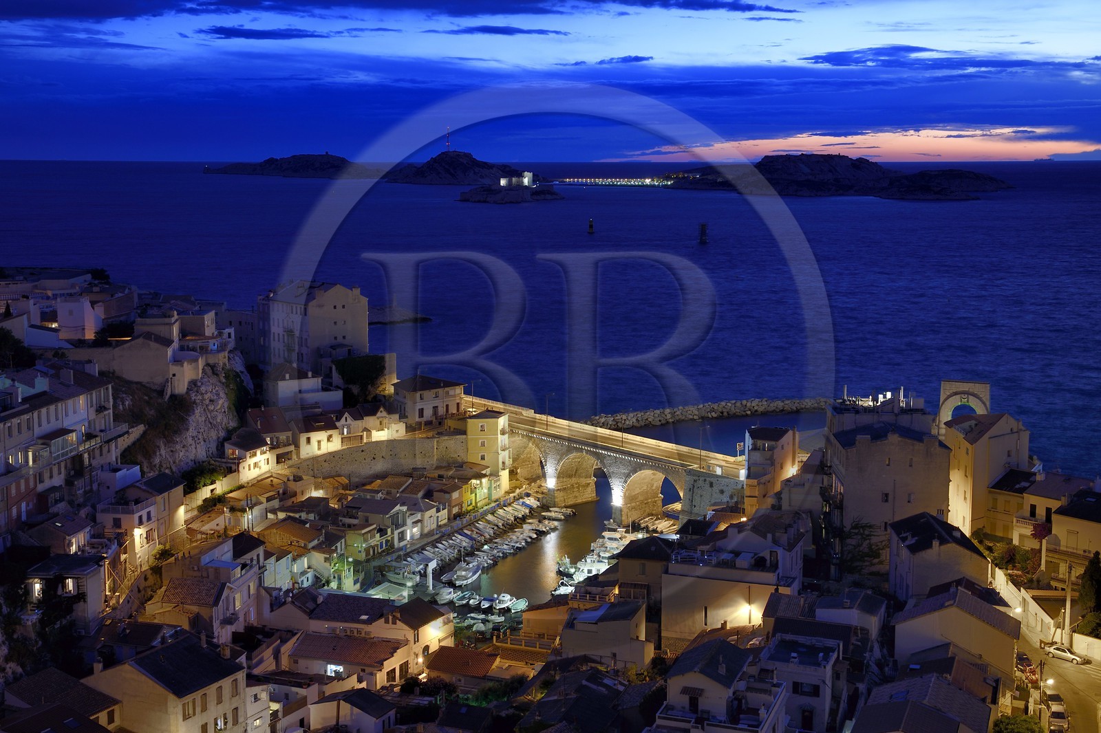 France, Bouches-du-Rhône (13), Marseille, quartier d'Endoume, le Vallon des Auffes, l'archipel du Frioul avec le Chateau d'If en arrière plan