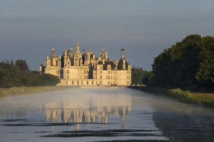France, Loir et Cher (41), Vallée de la Loire classée Patrimoine Mondial de l' UNESCO, château de Chambord depuis le grand canal