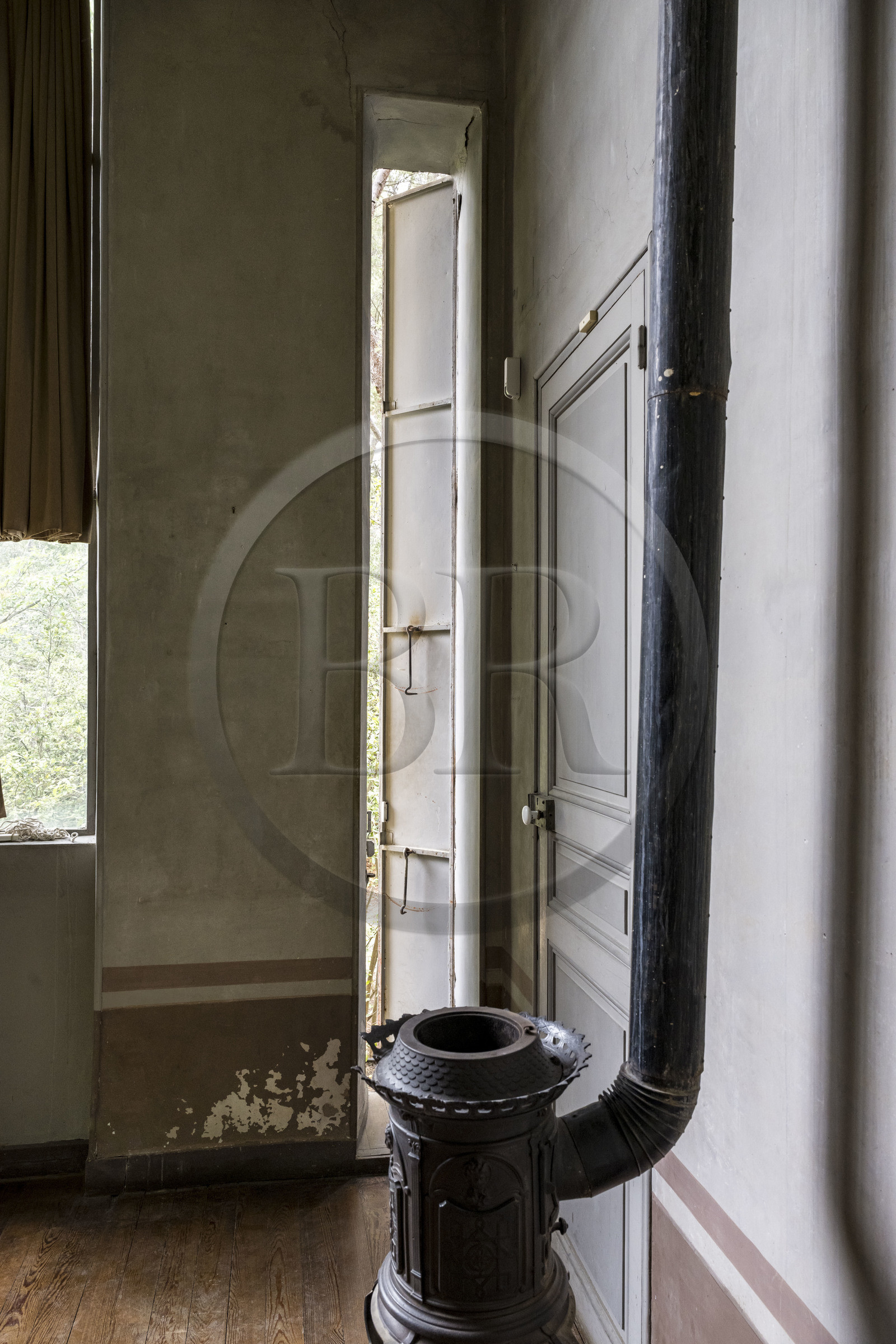 France, Bouches-du-Rhône (13), Aix en Provence, Atelier de Paul Cezanne sur la colline des Lauves, une bastide-mas-atelier d'artiste et aujourd'hui musée que le peintre a fait construire, la porte pour sortir les grands formats