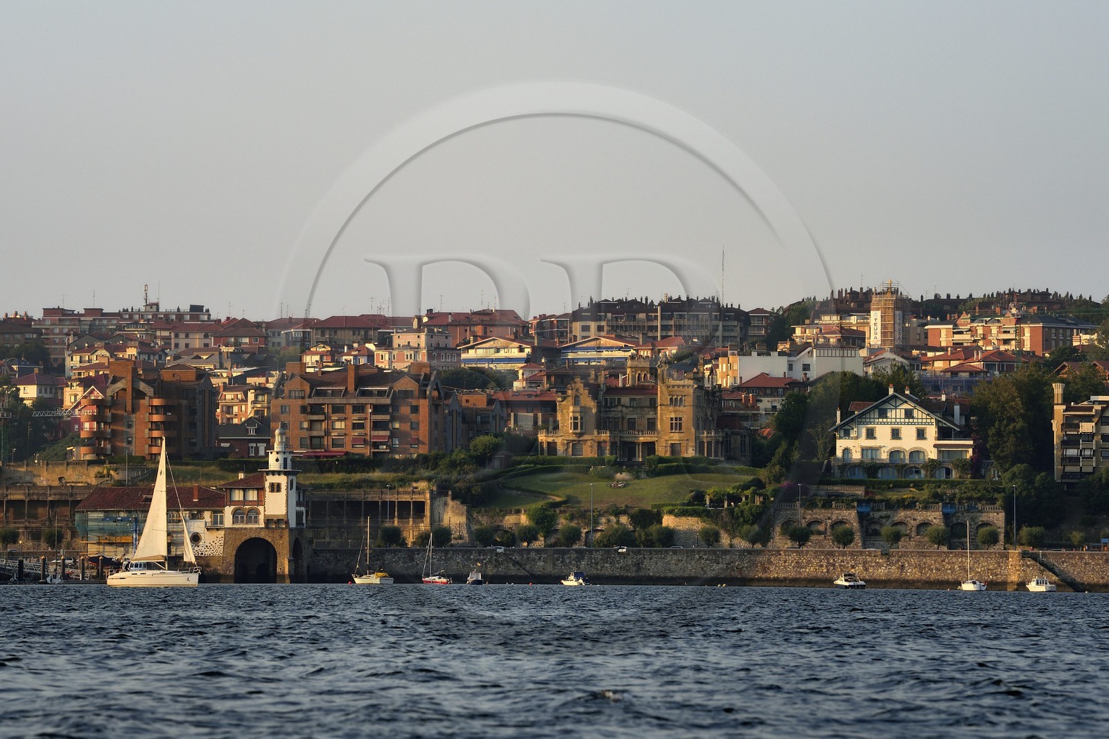 Espagne, Pays basque espagnol, Biscaye, Getxo (Guecho) sur les rives de l'estuaire du Nervion au Nord de l'agglomération de Bilbao, le phare d'Arriluce et le palazzio Arriluze au centre