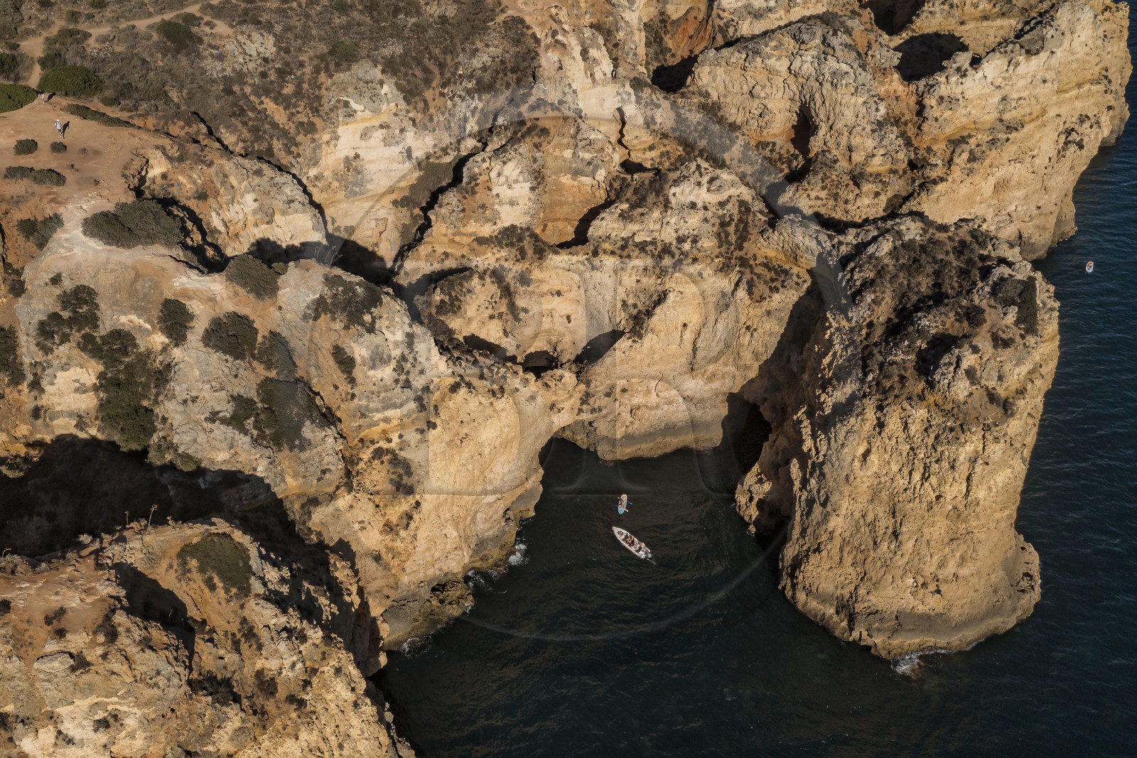 Portugal, Algarve, Lagos, découverte à pied, en bateau et en stand up paddle des grottes dans les falaises escarpées de la Ponta da Piedade (vue aérienne)