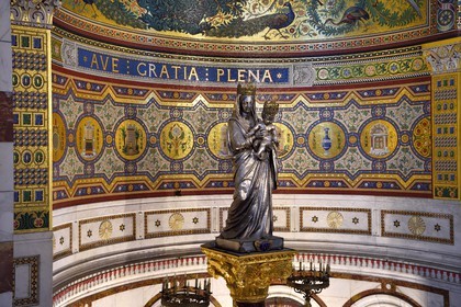 France, Bouches-du-Rhône (13), Marseille, basilique Notre-Dame de la Garde, Vierge à l'enfant en argent de Chanuel dans l'église supérieure, des légions d'honneur données en ex-voto en frise vers le bas