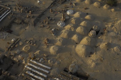 Egypte, Haute Egypte, vallée du Nil, environs de Louxor, nécropole thébaine classée Patrimoine Mondial de l'UNESCO, Thèbes Ouest, fouilles des ruines du temple lié aux colosses de Memnon (vue aérienne)