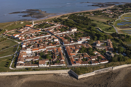 France, Charente-Maritime (17), Ile d'Aix, le village aussi appelé le bourg (vue aérienne)