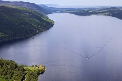 Royaume-Uni, Ecosse, Highland, le Loch Ness et le chateau d' Urquhart, Inverness et le Moray Firth en arrière plan (vue aérienne)
