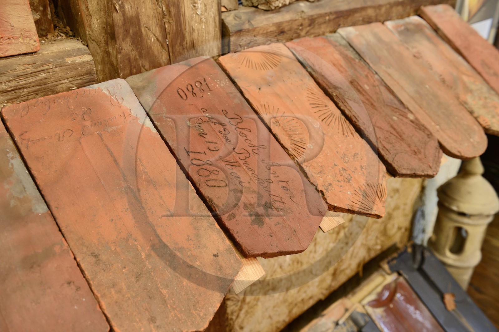 France, Haut-Rhin (68), Sundgau, Oltingue, le musée Paysan, dernière tuile posée sur un toit qui est bénie pour porter chance