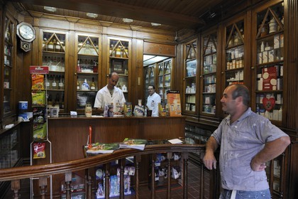 Portugal, région du Minho, Guimaraes, ville classée Patrimoine Mondial de l' UNESCO, pharmacie historique Pereira sur la place Largo do Toural