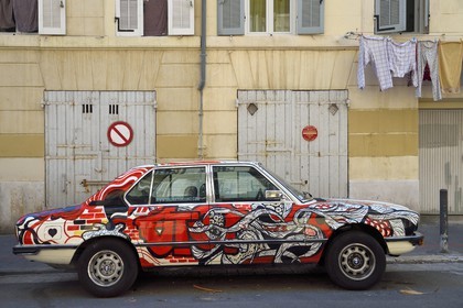 France, Bouches-du-Rhône (13), Marseille, quartier du Panier, rue Sainte-Francoise, voiture BMW 520 du magasin concept Undartground décorée par un graffeur