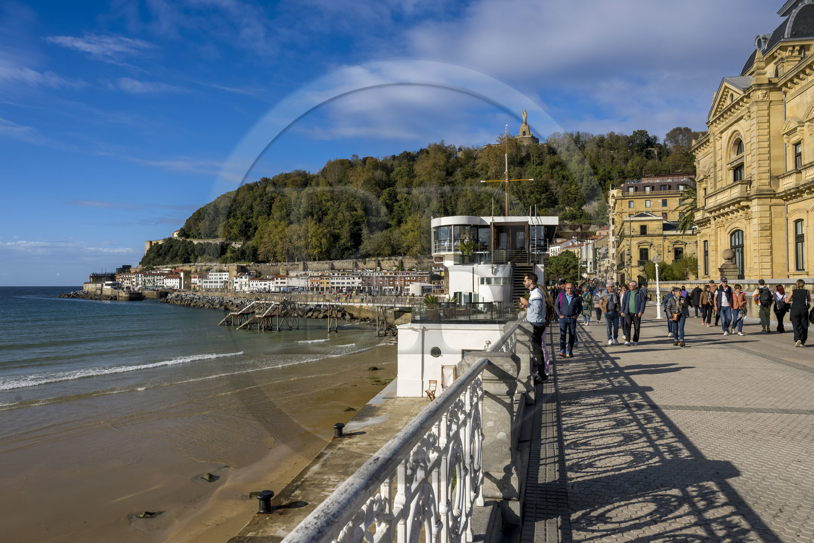 Espagne, province du Guipuscoa (Gipuzkoa), Saint-Sébastien (Donostia),  la plage de la Concha au pied du Mont Urgull et du chateau de La Mota