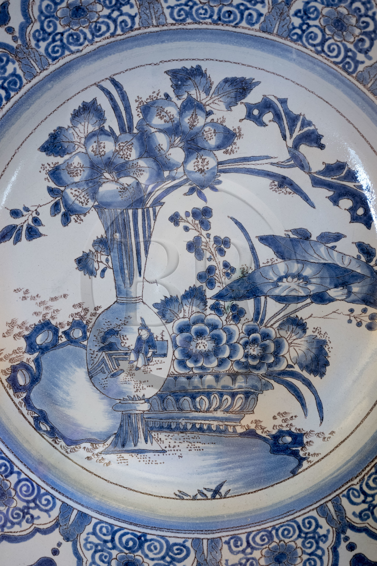 France, Nièvre (58), Nevers, musée de la Faïence et des Beaux-Arts, plat au décor extreme oriental, fin XVIIe siècle