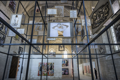 France, Vaucluse (84), Avignon, Palais des Papes classé Patrimoine mondial de l'UNESCO, la Grande Chapelle, exposition A la vie, à l’amor en 2024 de l'artiste de street art Miss.Tic connue pour ses œuvres au pochoir France, Vaucluse, Avignon, Palais des Papes (Palace of the Popes) listed as World heritage by UNESCO, the Great Chapel, exhibition A la vie, à l’amor in 2024 by street art artist Miss.Tic known for her stencil works