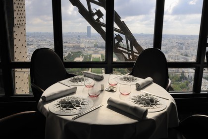 France, Paris (75), la Tour Eiffel, restaurant Le Jules Verne dirigé par Alain Ducasse au deuxième étage