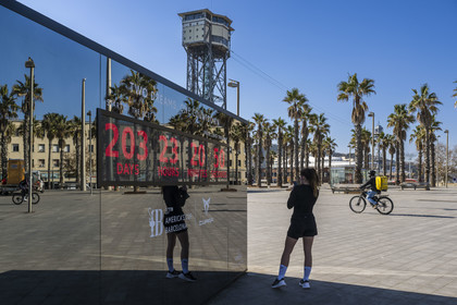 Espagne, Catalogne, Barcelone, La Barceloneta, CUPRA Cube en bordure de plage, le compte à rebours de la 37ème Coupe de l'America arbore le slogan Two Dreams One Countdown