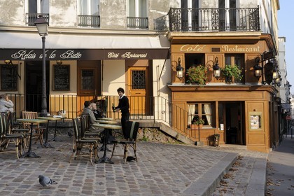 France, Paris (75), la Butte Montmartre, terrasse du Relais de la Butte place Emile Goudeau