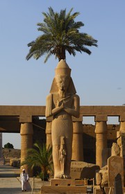 Egypte, Haute Egypte, vallée du Nil, Louxor, Karnak, classé Patrimoine Mondial de l'UNESCO, colosse de Ramses II