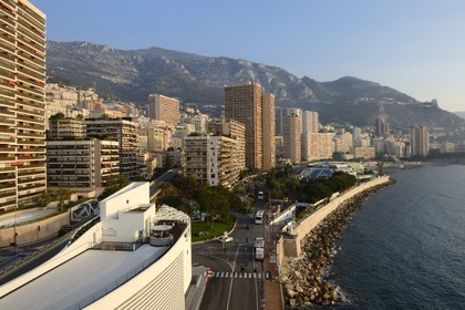 Principauté de Monaco, Monaco, Monte-Carlo, immeuble NI BOX au premier plan à gauche et le Grimaldi Forum (Centre Culturel et des Expositions) à droite