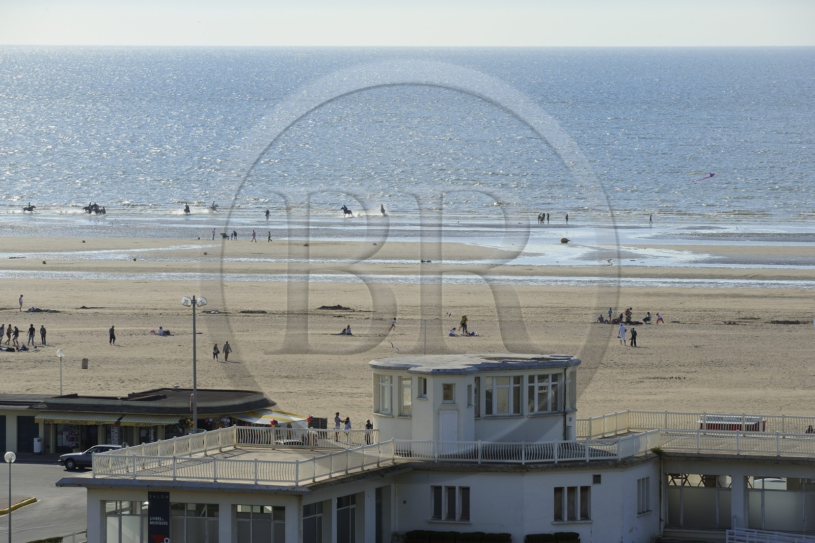 France, Calvados (14), Pays d'Auge, Deauville, cavaliers sur la plage